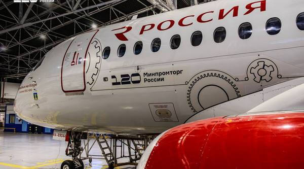 Самолёт авиакомпании "Россия" получил праздничную ливрею